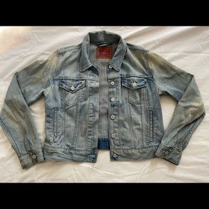 Levi’s light wash denim jacket. Size. Large.